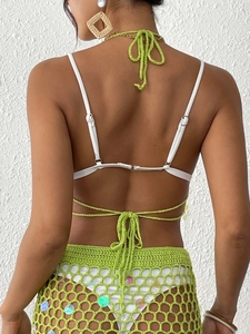 Gros plan détaillé sur un cache-maillot de plage en crochet fait main avec des paillettes