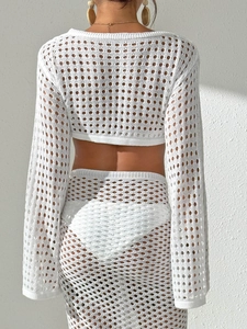 Vue arrière d'un ensemble de plage blanc en crochet avec maille ajourée et haut court