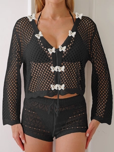 Détail d'ensemble crochet noir avec broderie papillon blanc et maille ajourée