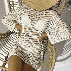 Gros plan détaillé du cache-maillot de plage blanc en crochet aux motifs géométriques tricotés