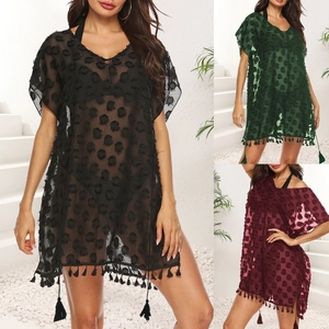Detail der Bommel-Textur und Quastensaum an drei Farben von Strand-Cover-Up-Kleidern