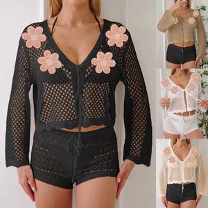 Dettaglio del top in maglia all'uncinetto con applicazioni floreali 3D e trama a rete