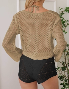Détail du haut en crochet kaki montrant le laçage au dos et la maille ajourée