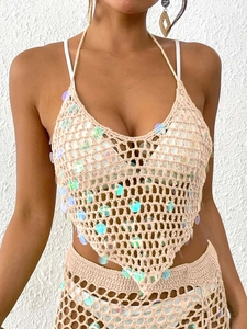 Détail du haut de bikini en crochet beige avec paillettes irisées et maille ajourée