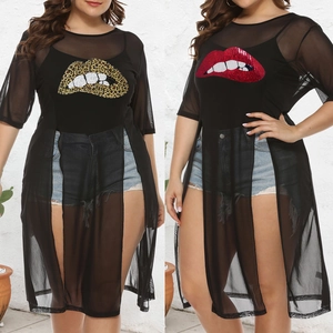 Détail d'un cache-maillot en résille grande taille avec motifs lèvres sequins