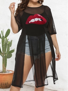 Haut en maille filet grande taille noir avec lèvres à paillettes rouges et fentes