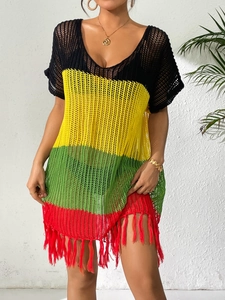 Détail du cache-maillot de plage au crochet coloré avec rayures et pompons rouges