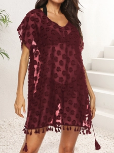 Dunkelweinrote Strandtunika aus Chiffon mit Polka Dots und dekorativen Fransen am Saum
