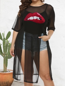 Détail de lèvres en sequins rouges sur haut en tulle noir fendu en grande taille