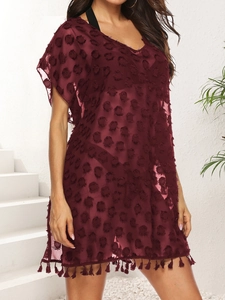 Detaillierte Textur des weinroten Chiffonkleides mit 3D-Punkten und Fransensaum-Finish