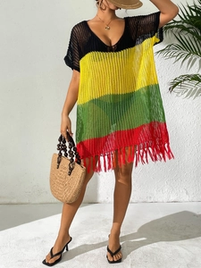 Robe de plage au crochet multicolore avec tricot ajouré et ourlet à pompons frangés