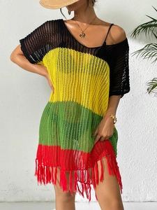 Détail de la robe de plage crochetée colorée avec rayures et ourlet à franges