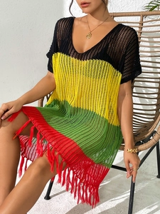Robe de plage sexy en maille à rayures colorées avec col en V et ourlet à franges