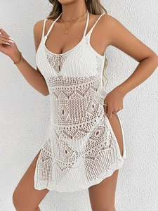 Détail de la robe de plage blanche au crochet avec fente latérale et maille ajourée