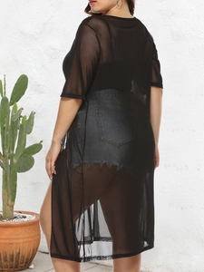Vue latérale d'un t-shirt long en mesh noir transparent avec fentes et imprimé lèvres