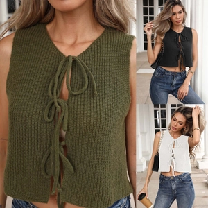 Dettaglio della trama a coste del crop top in maglia senza maniche con lacci frontali