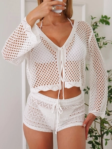 Dettaglio della trama in maglia traforata bianca sul set cardigan a maniche lunghe