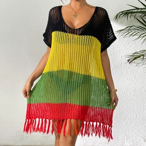 Détail de robe de plage en crochet à rayures colorées et finitions à franges