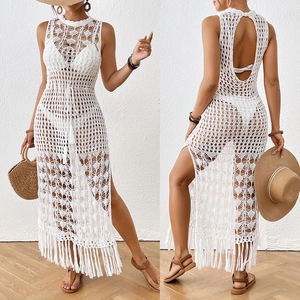 Vue avant et arrière d'une robe de plage blanche au crochet avec franges et fentes