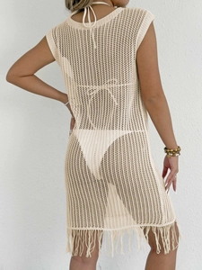 Détail du cache-maillot au crochet avec motif résille et ourlet à franges beige