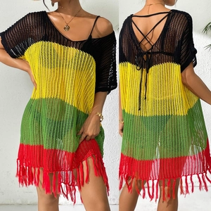 Vue détaillée du paréo au crochet rayé avec couleurs rasta et ourlet à franges