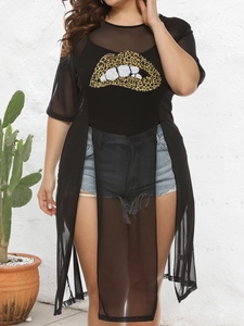 T-shirt en résille noire grande taille avec imprimé lèvres léopard et fentes latérales