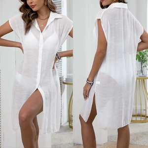 Détails de la tunique de plage blanche transparente avec fentes latérales et col polo chic