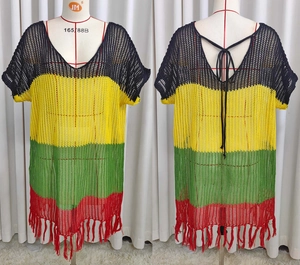 Détails de la tunique de plage au crochet à rayures colorées avec franges et dos nu