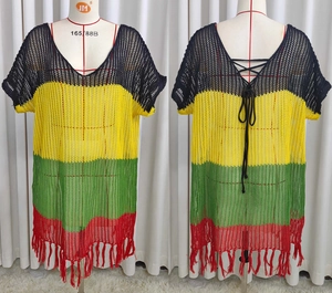 Détail de robe de plage au crochet à rayures multicolores avec franges et laçage au dos