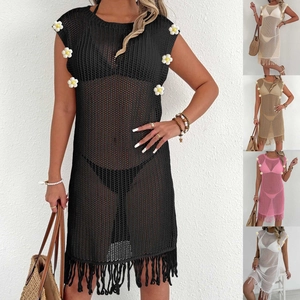 Détail de la robe de plage en crochet avec ourlet à franges et fleurs de marguerite 3D