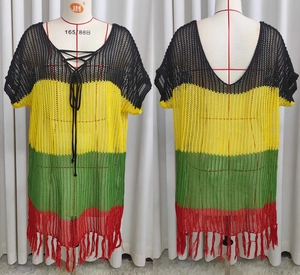 Détail du cache-maillot au crochet avec blocs de couleurs vives et longues franges