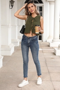 Stile street outdoor con top in maglia verde oliva stringato e jeans slim blu