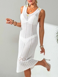 Elegantes weißes Häkel-Strandkleid in Midilänge mit Gänseblümchen-Applikationen