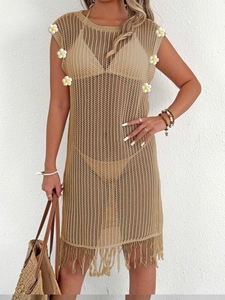 Détails au crochet avec fleurs 3D et ourlet à pompons sur cette robe de plage ajourée