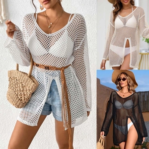 Détail du cache-maillot de plage au crochet avec col en V et texture maille ajourée