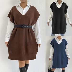 Dettaglio dell'abito in maglia senza maniche con scollo a V e trama del tessuto spessa