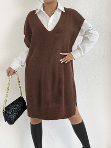 Abito in maglia con scollo a V marron caffè abbinato a una camicia bianca a maniche lunghe