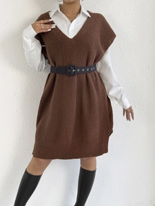 Dettaglio della trama del gilet in maglia marrone scuro con scollo a V e coste verticali