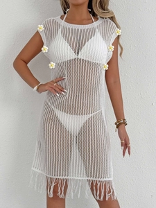 Vue détaillée de la robe de plage en crochet blanc avec fleurs 3D et détails frangés