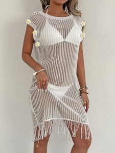 Robe de plage au crochet blanc avec accents floraux jaunes et longues franges