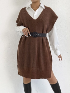 Dettaglio dell'abito a gilet in maglia marrone scuro con scollo a V e spacco laterale