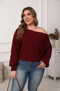 Dettaglio maglia a trecce su maglione oversize bordeaux a spalle scoperte e polsini a coste