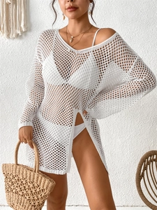 Détail de la robe de plage blanche au crochet avec fente latérale et maille évidée