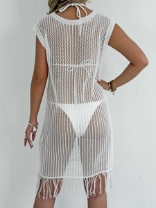 Robe de plage blanche au crochet avec ourlet à franges et dos en maille ajourée