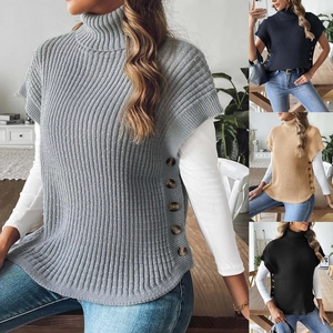 Dettaglio gilet in maglia a collo alto con coste verticali e bottoni laterali