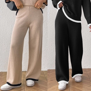Dettaglio del set in maglia con pantaloni a gamba larga a vita alta e bordi a contrasto