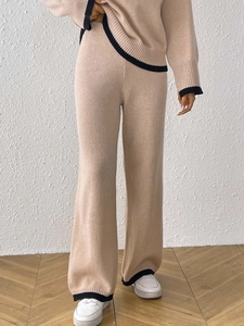 Completo in maglia beige due pezzi con bordi a contrasto e pantaloni a gamba larga