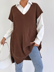 Dettaglio del gilet in maglia marrone caffè con scollo a V, trama a coste e spacco laterale