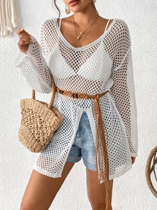 Détail de la tunique de plage blanche au crochet avec des motifs ajourés sophistiqués