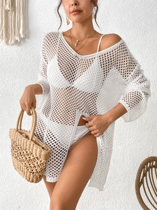 Détail de la texture d'un cache-maillot blanc en crochet avec maille ajourée